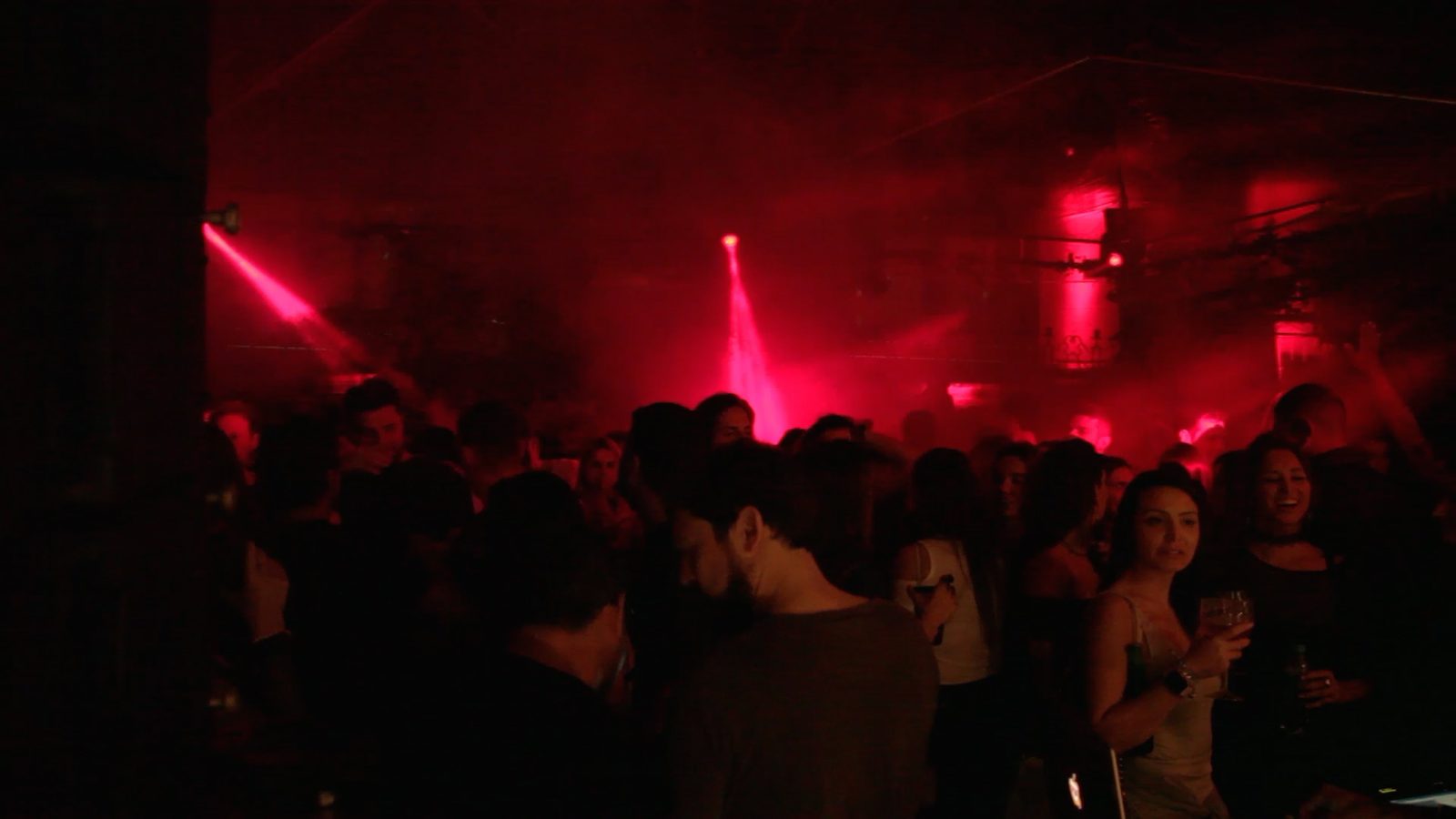 Público em festa noturna