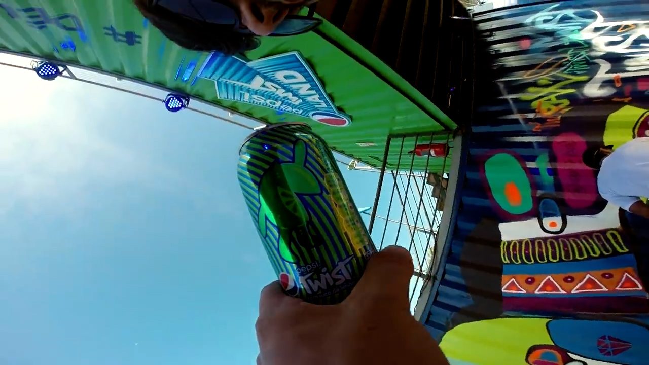 Lata de Pepsi Twist em primeiro plano com cenário grafitado