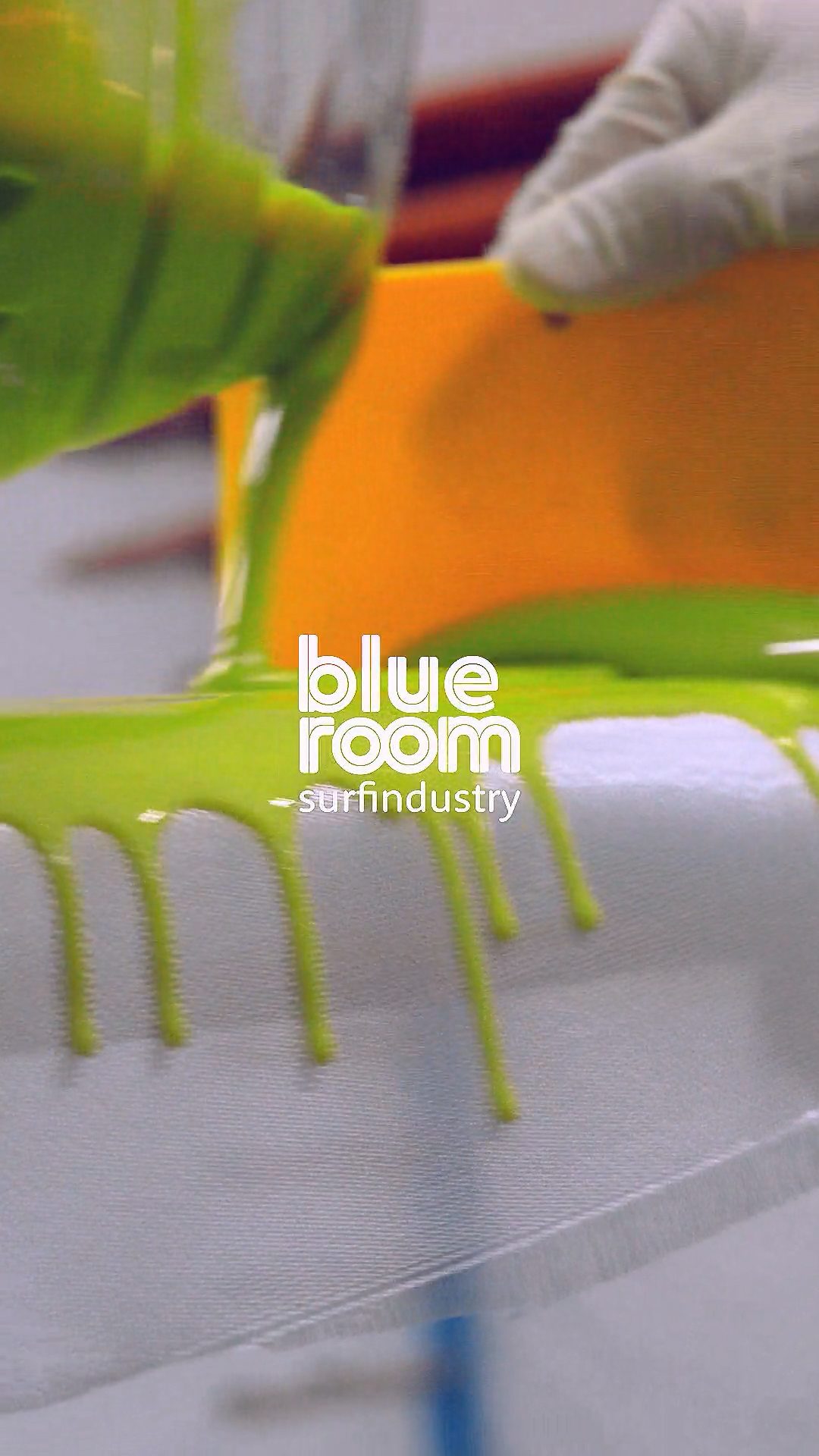 Aplicação de pigmento sobre uma prancha Blue Room