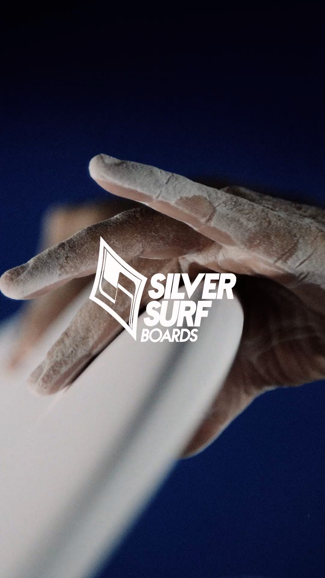 Mão sobre o logótipo Silver Surf numa prancha